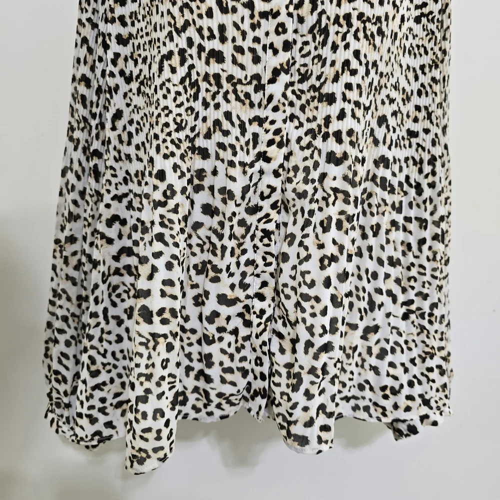 BANANA REPUBLIC size Large Long Sleeve Pleated Animal Print Button Lined‎ Blouse